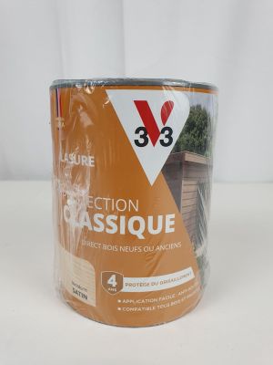 un gros plan sur un pot de peinture posé sur une table