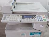 une imprimante posée sur un bureau