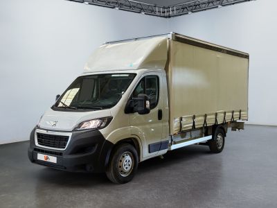 une photo d'un camion beige garé dans une grande pièce