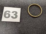 une photo d'une bague et d'un autocollant posés sur une table