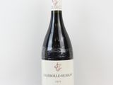 une bouteille de vin posée sur une table