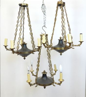 l'image d'un lustre auquel sont suspendues cinq lampes