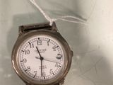 une montre exposée dans un magasin