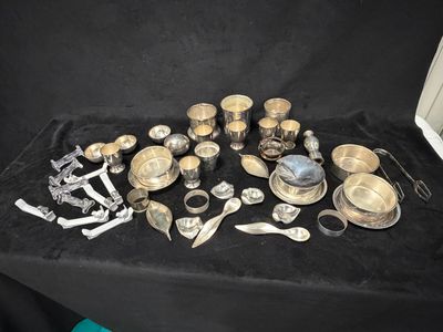 un assortiment d'argenterie posé sur une table recouverte d'une nappe noire