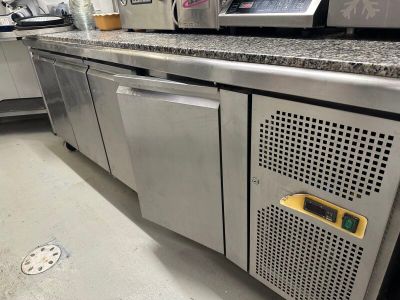 un plan de travail équipé d'un micro-ondes et d'un lave-vaisselle dans la cuisine