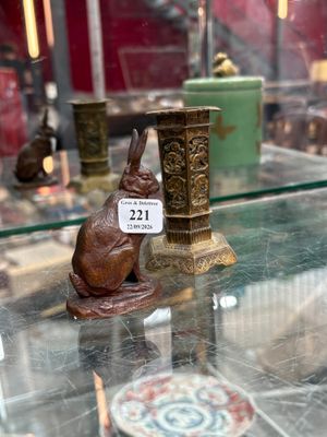 une vitrine en verre sur laquelle est posée une figurine de lapin