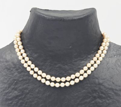 un collier de perles blanches sur un mannequin mannequin mannequin mannequin mannequin mannequin mannequin mannequin mannequin mannequin