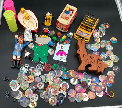 un grand nombre de jouets posés sur une table