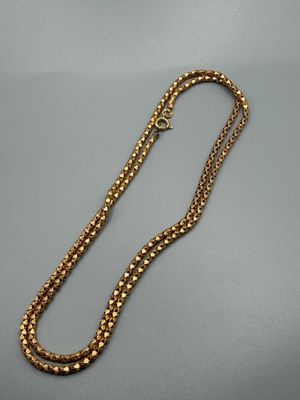 un collier en or muni d'une chaîne dotée d'un fermoir