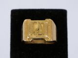 une image représentant une bague en or sur laquelle figure la lettre « k »