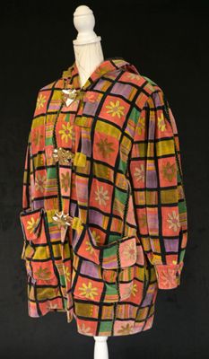 une image d'un manteau de femme sur un support de mannequin