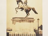 une photo en noir et blanc représentant la statue d'un homme à cheval