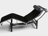 une image représentant une chaise longue en cuir noir sur fond blanc