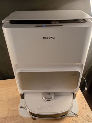 une photo d'un purificateur d'air blanc posé sur une table en bois