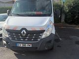 un camion blanc équipé d'une grue, garé sur un parking