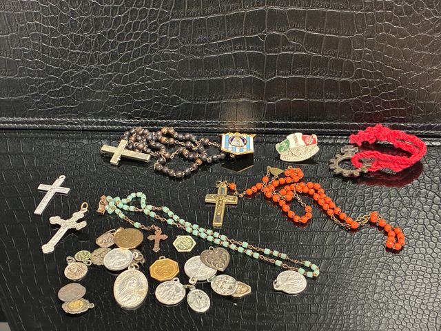 Lot de chapelets et médailles religieux