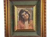 une peinture à l'huile représentant une femme en robe rouge, dans un cadre doré