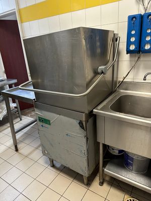 deux éviers et un évier dans une petite cuisine
