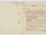 une feuille de papier sur laquelle il y a des mots écrits et dans laquelle se trouve un stylo