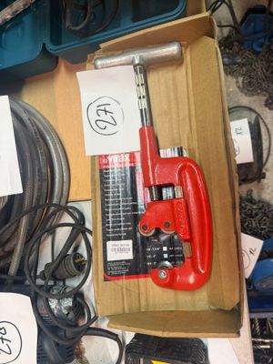 une boîte remplie d'outils posés sur le sol