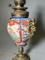 Lampe à pétrole, le fût en porcelaine à décor dit "Imari", l… (photo 2)