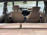 deux sièges à l'arrière d'une voiture, avec une vue par la fenêtre