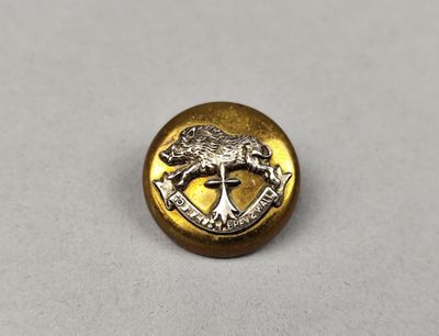 gros plan d'un badge sur une surface blanche
