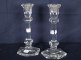 une paire de bougeoirs en verre transparent sur fond noir