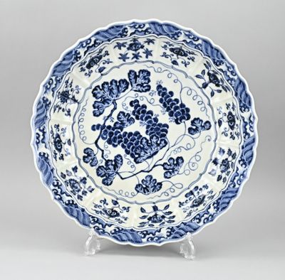 une assiette bleue et blanche décorée de raisins