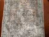 un tapis oriental posé sur un parquet dans un salon