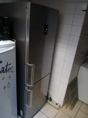 deux réfrigérateurs dans une petite cuisine équipée de toilettes