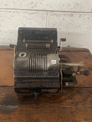 une machine posée sur une table en bois