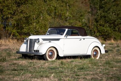 une voiture blanche garée dans l'herbe