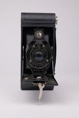 un appareil photo noir sur fond blanc et un fond blanc