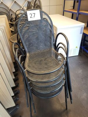 beaucoup de chaises empilées dans une pièce