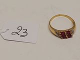 Gros plan sur une bague avec une étiquette de prix.