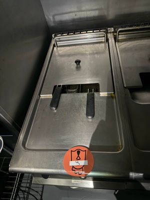 deux plateaux de vaisselle qui se trouvent dans le lave-vaisselle