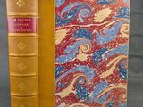un vieux livre posé sur une table à côté d'un livre