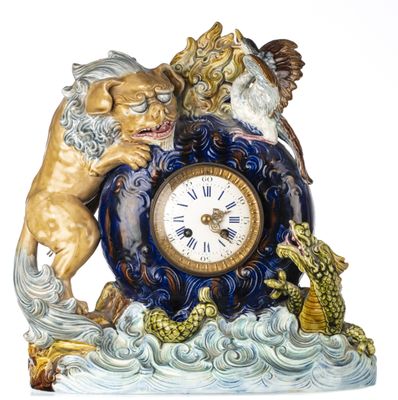une horloge surmontée d'un lion et d'un dragon