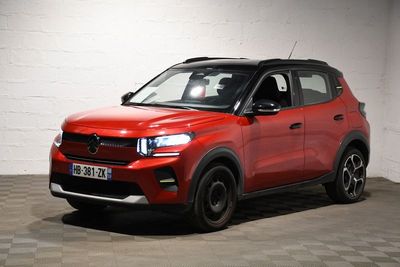 la voiture rouge est garée dans le garage sur le sol en damier