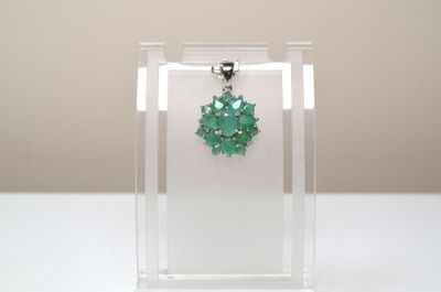 Un pendentif en argent serti de 3,60 cts env d'émeraudes fac…