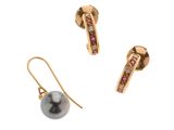 deux paires de boucles d'oreilles ornées de perles et de diamants sur fond blanc