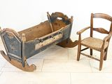 un fauteuil à bascule en bois et un berceau à bascule dans une pièce