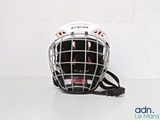 un casque posé sur une table