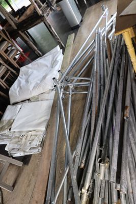 un tas de tuyaux métalliques posé sur une table en bois