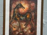 tableau représentant un cheval, dans un cadre doré, posé à même le sol