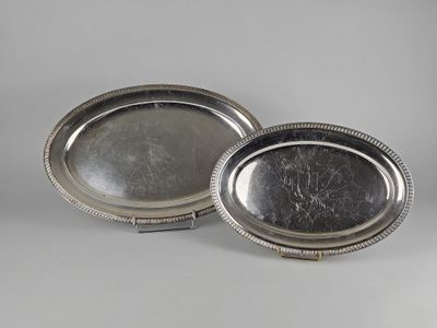 une paire de plateaux en métal argenté aux bords perlés