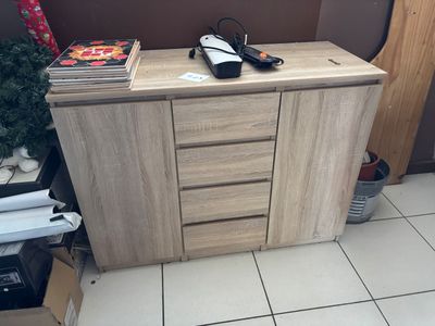 un meuble en bois sur lequel est posée une télévision, dans une pièce