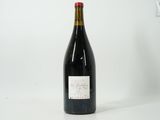 une bouteille de vin posée sur une table