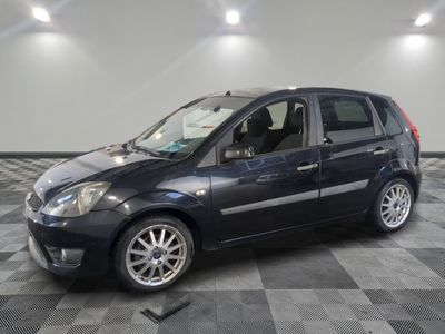 la photo d'une voiture noire garée dans un garage